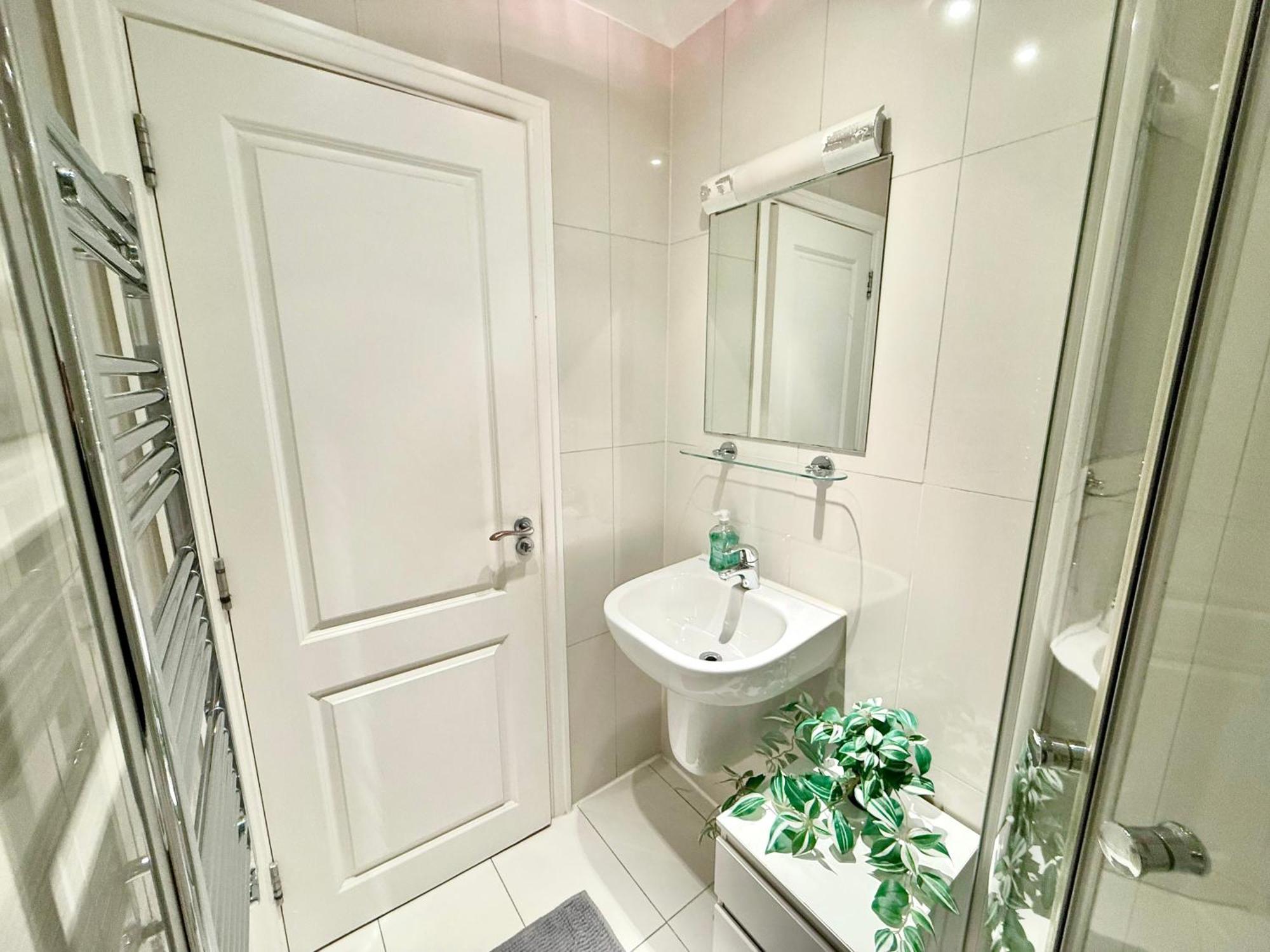 Apartment 3 Bedroom With Private Terrace In Pimlico, Westminster, Victoria